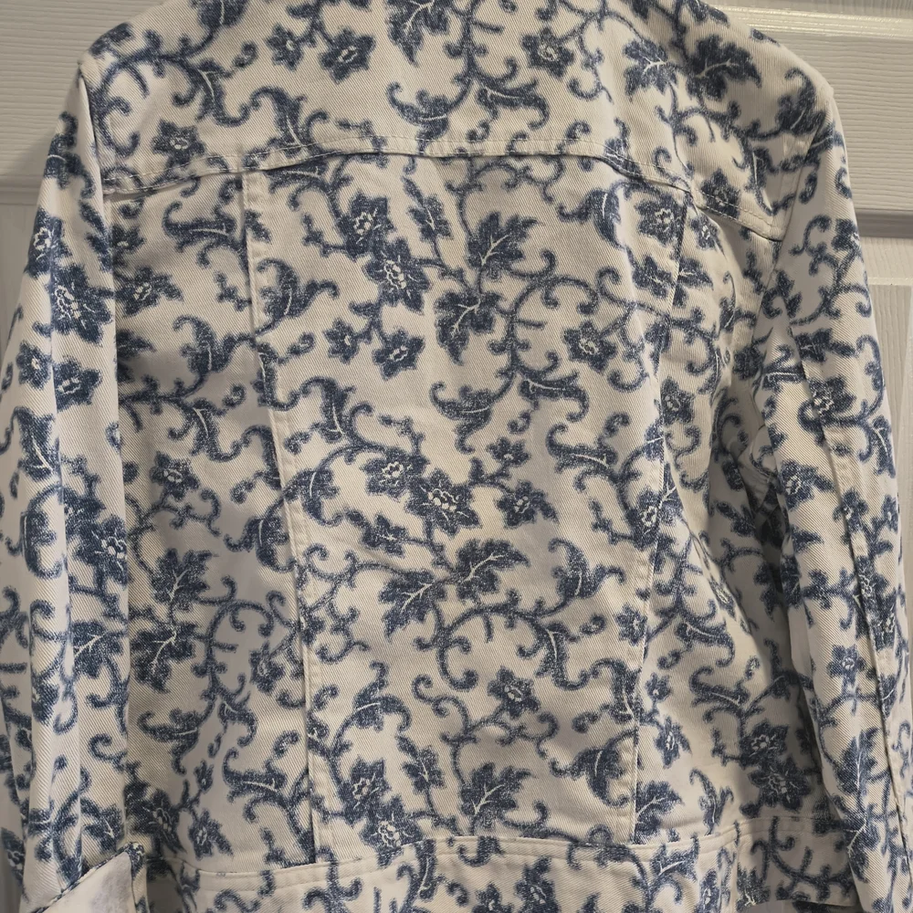 Ralph Lauren White Denim Jacket with Blue Floral Scroll - Picture 2 of 3